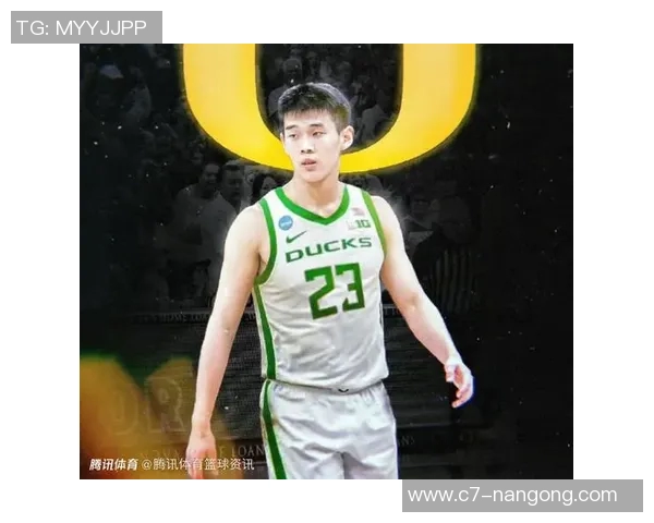 林葳在俄勒冈大学积极训练与队友们共同参与团建活动展现团队精神